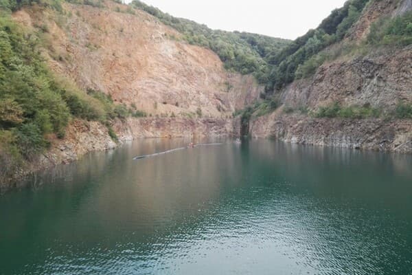 Ledinačko jezero između stena nekadašnjeg kamenoloma na Fruškoj gori