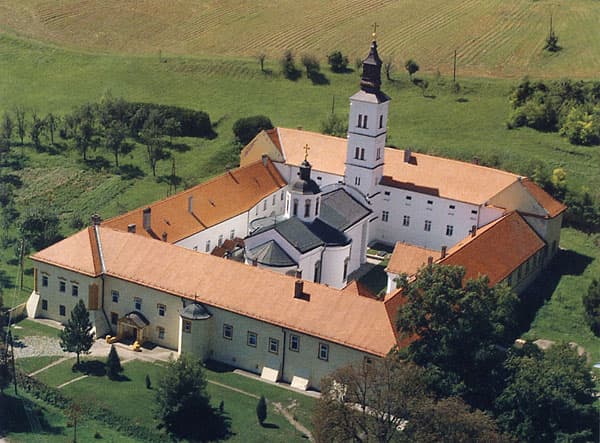 Manastir Krušedol, jedan od fruškogorskih manastira, okružen zelenilom