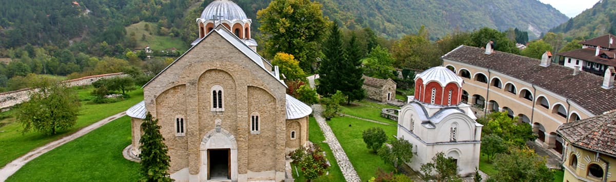 Bela mermerna Bogorodičina crkva manastira Studenica u podnožju Golije