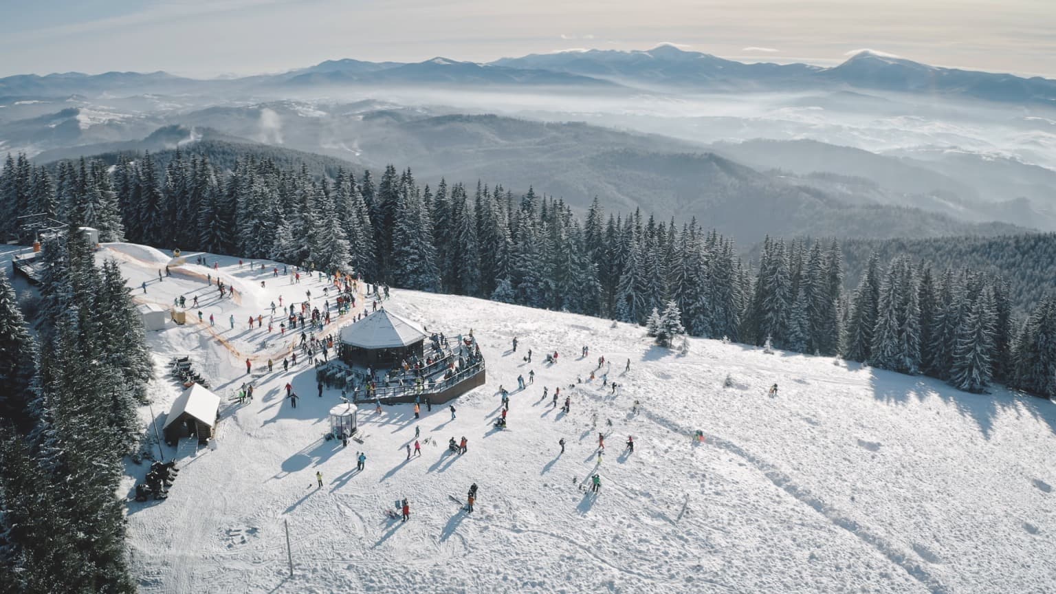 Skijaške staze i zimska panorama ski-centra Kopaonik