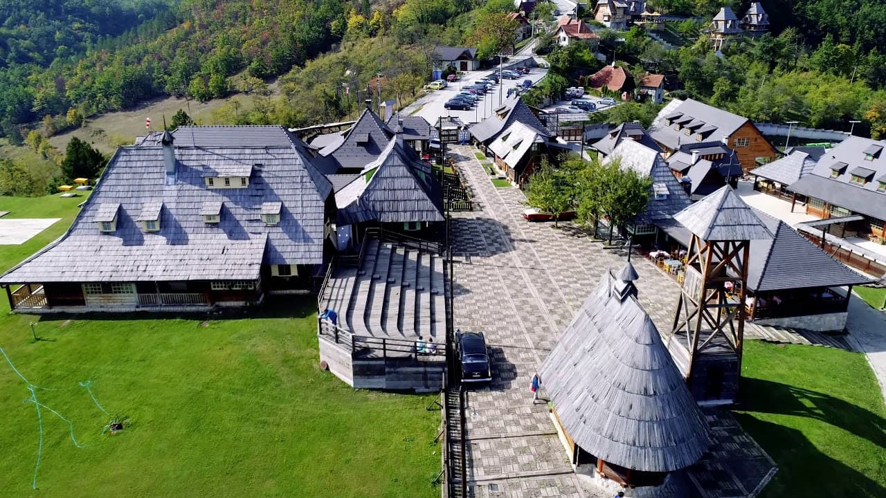 Drvengrad na Mećavniku snimljen iz vazduha, sa drvenim kućama i kamenim ulicama
