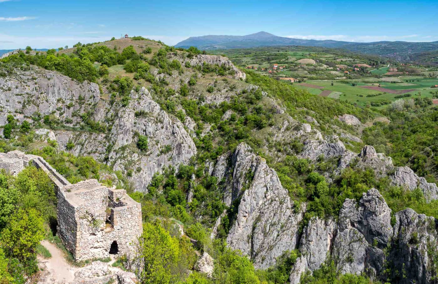 Stene i ruševine Soko grada iznad zelene doline u okolini Sokobanje
