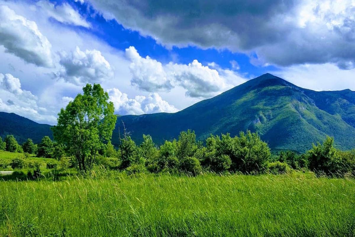 Piramidalni vrh planine Rtanj iznad polja u okolini Sokobanje