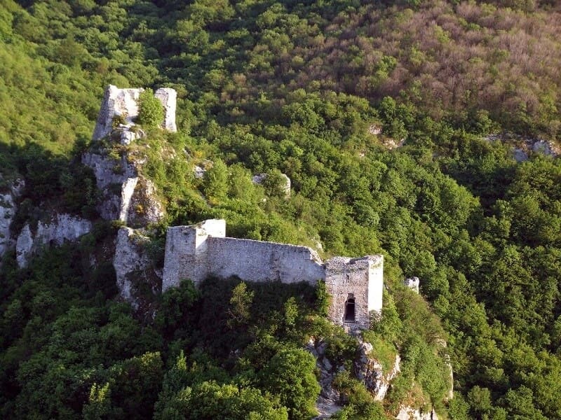 Ruševine srednjovekovne tvrđave Soko grad nad klisurom Sokobanjske Moravice