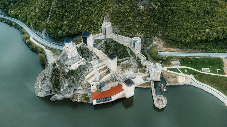 Golubačka tvrđava sa kulama na steni iznad Dunava na ulazu u Đerdap