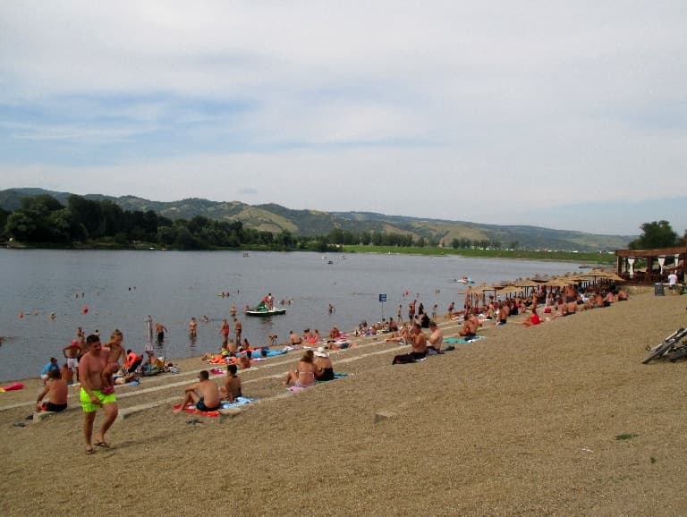 Posetioci na uređenoj šljunkovitoj plaži Srebrnog jezera