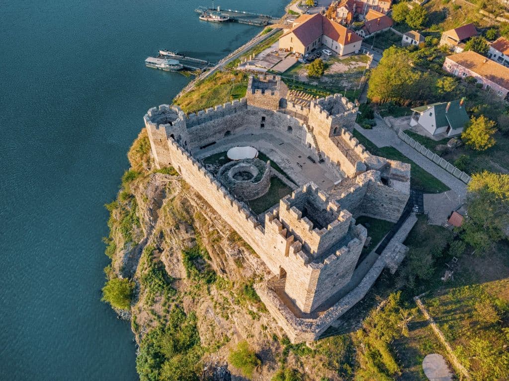 Ramska tvrđava snimljena iz vazduha iznad obale Dunava