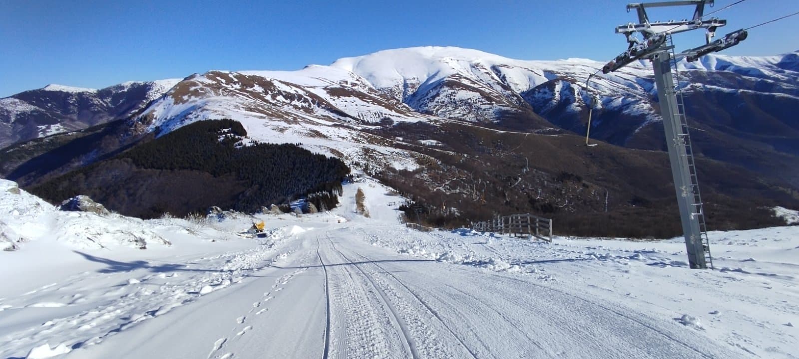 Staze i žičara ski-centra Stara planina na Jabučkom ravništu pod snegom
