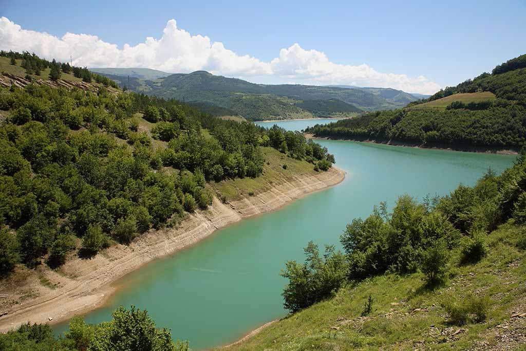 Zavojsko jezero u dolini Visočice ispod padina Stare planine kod Pirota