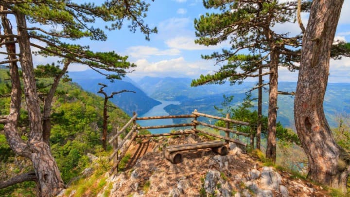 Vidikovac Banjska stena sa pogledom na smaragdni meandar Drine duboko ispod
