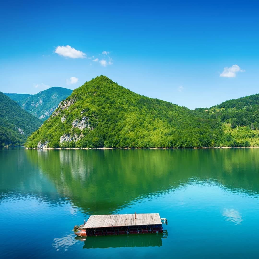Smaragdno jezero Perućac u kanjonu Drine ispod pošumljenih padina Tare