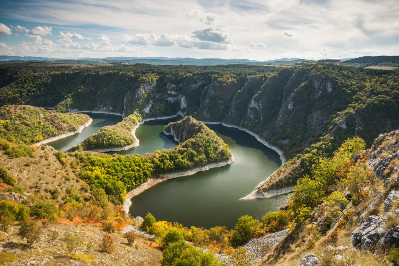 Meandri Uvca i šumovite strane kanjona sa vidikovca Molitva