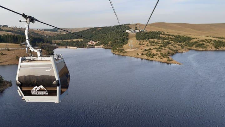 Kabina Gold gondole iznad Ribničkog jezera na Zlatiboru