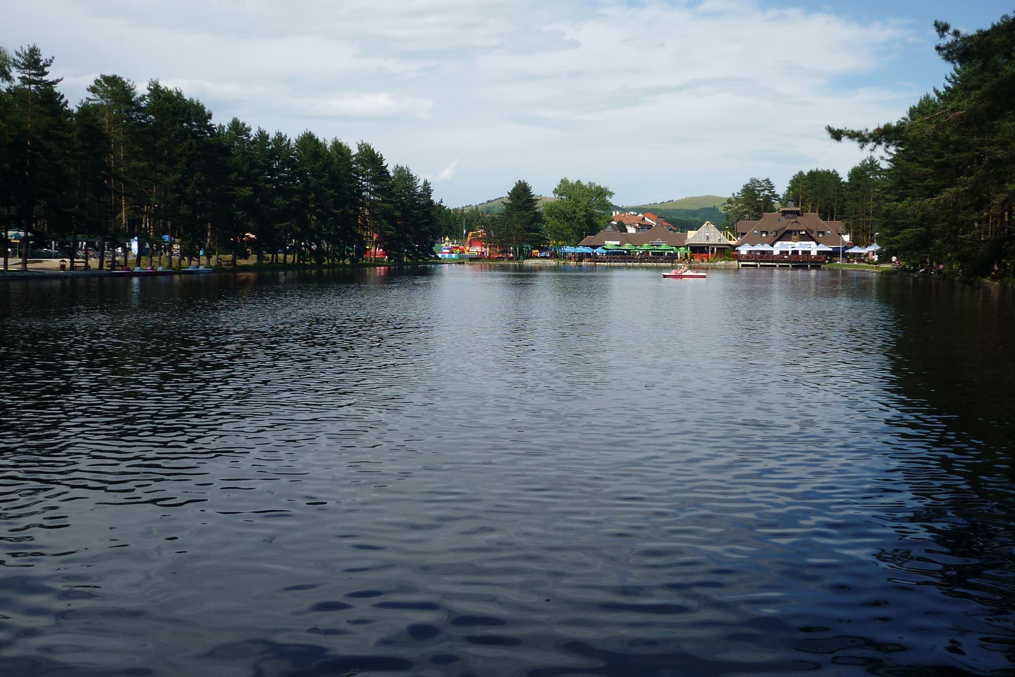 Zlatiborsko jezero u centru sa pedalinama i restoranima na obali