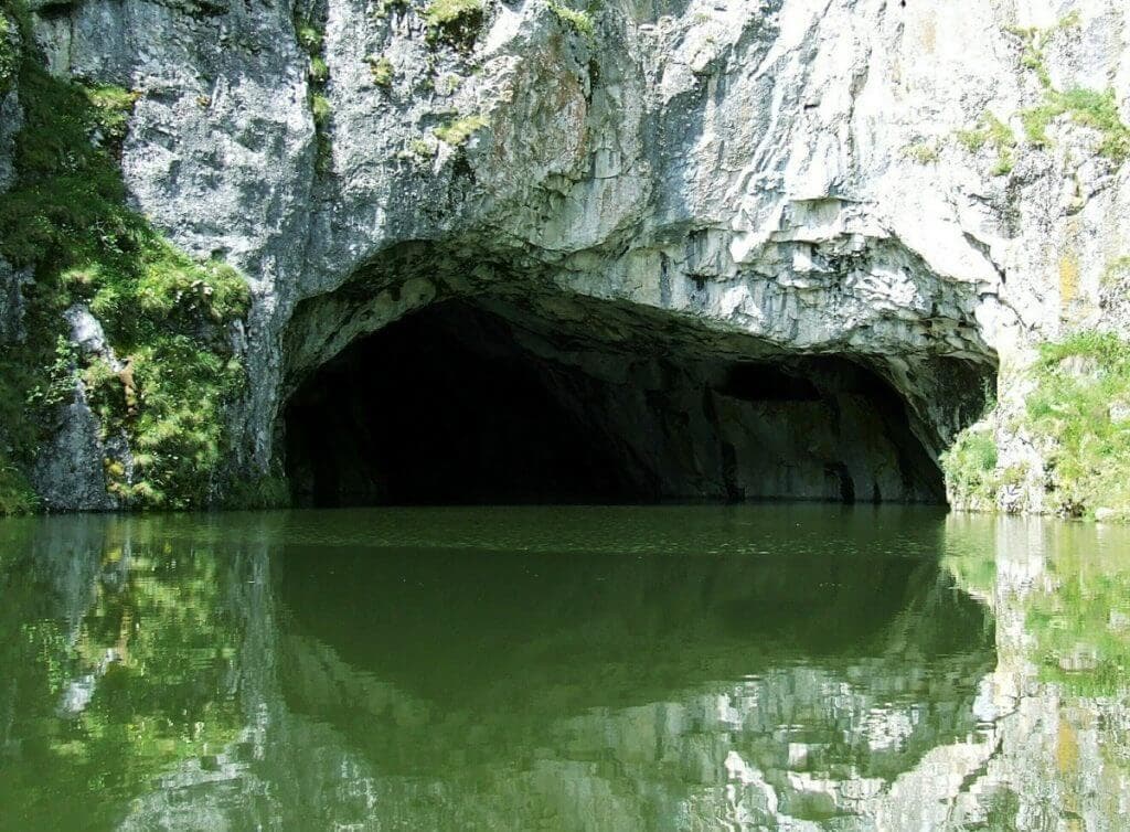 Ulaz u Ledenu pećinu iznad vode u kanjonu Uvca