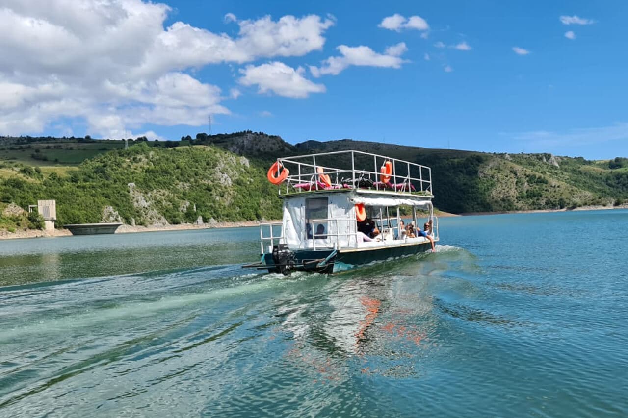 Turistički brod na Uvačkom jezeru između vertikalnih stena kanjona Uvca