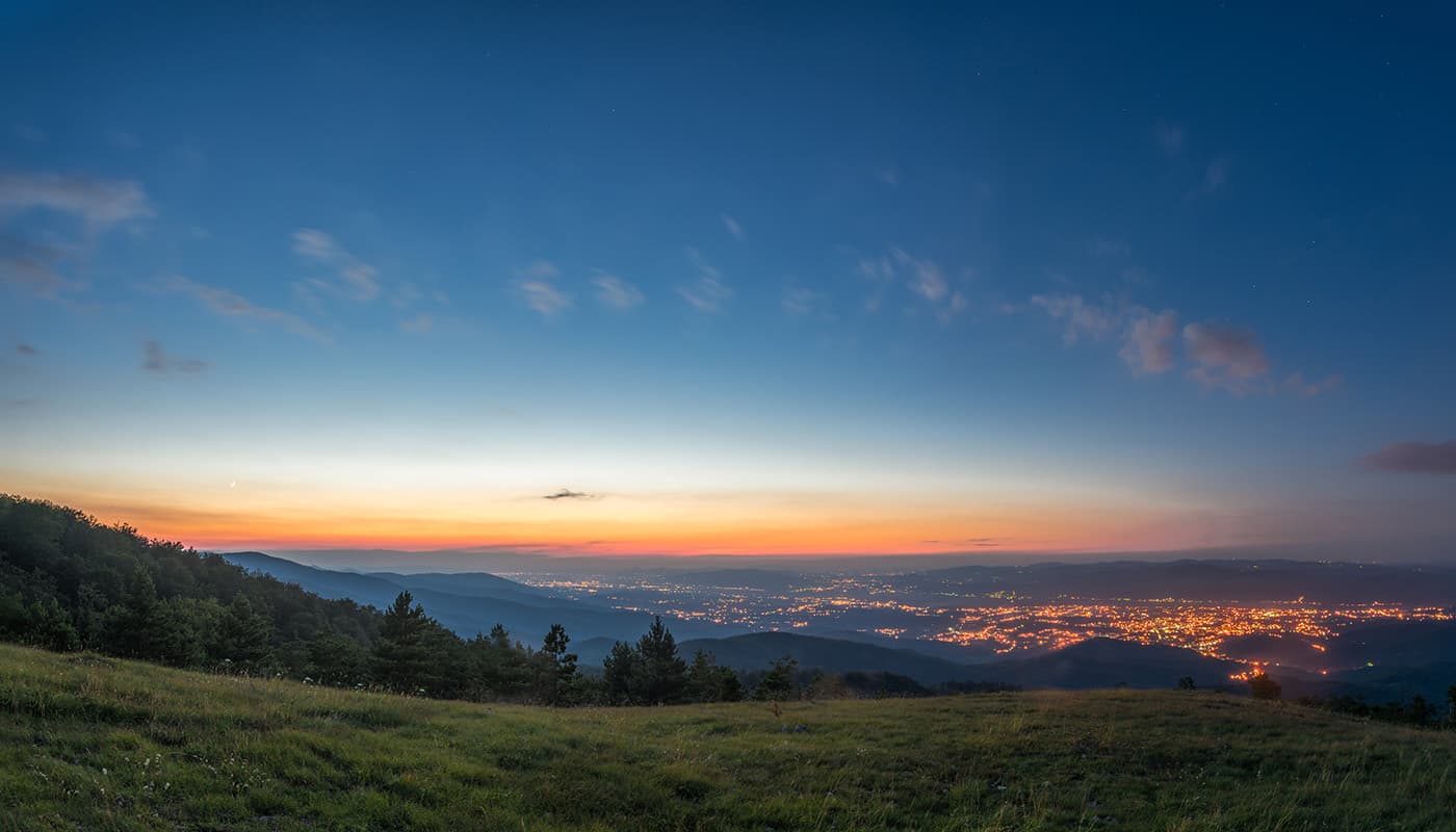 Pogled sa planine Goč na svetla Vrnjačke Banje u sumrak
